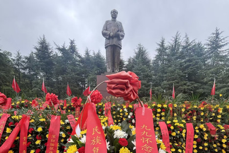 纪念毛主席逝世49周年，民族复兴网向韶山广场毛主席铜像敬献花篮