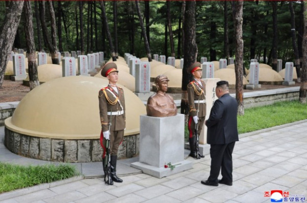 敬爱的金正恩同志在祖国解放战争胜利73周年之际凭吊中国人民志愿军烈士陵园